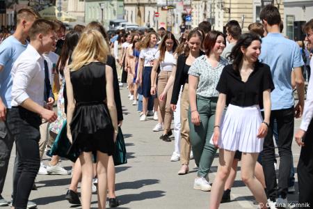 Kamnik danes v znamenju maturantske četvorke, v kateri je zaplesalo preko 200 maturantk in maturantov (54)